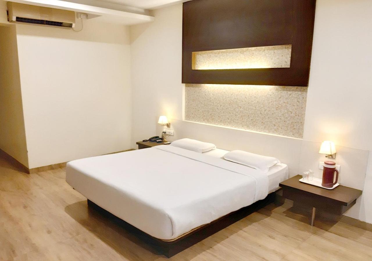 Hotel Adarsha Palace Белгаум Екстериор снимка