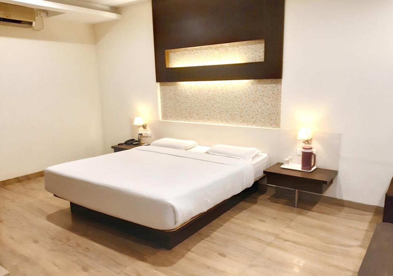 Hotel Adarsha Palace Белгаум Екстериор снимка
