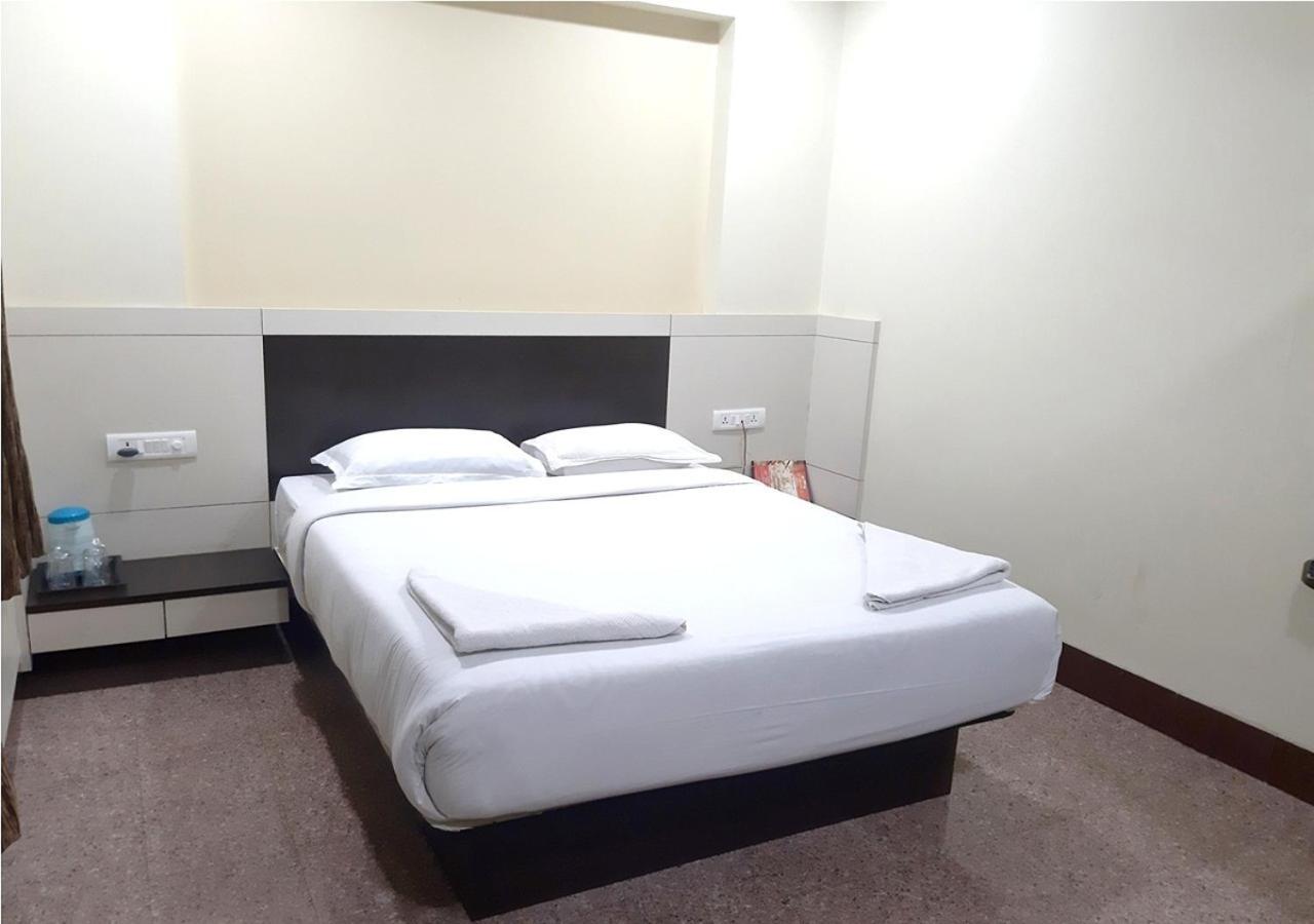 Hotel Adarsha Palace Белгаум Екстериор снимка
