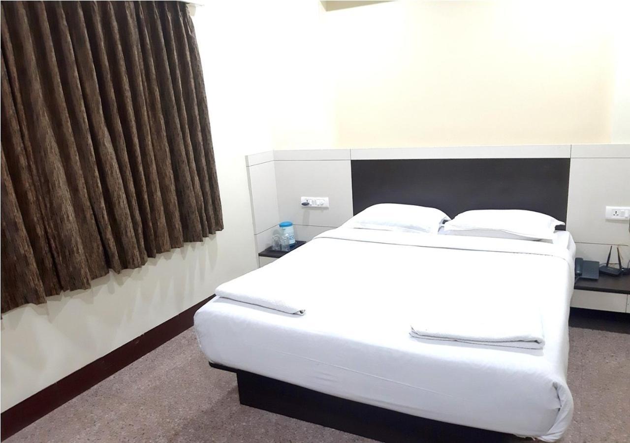 Hotel Adarsha Palace Белгаум Екстериор снимка