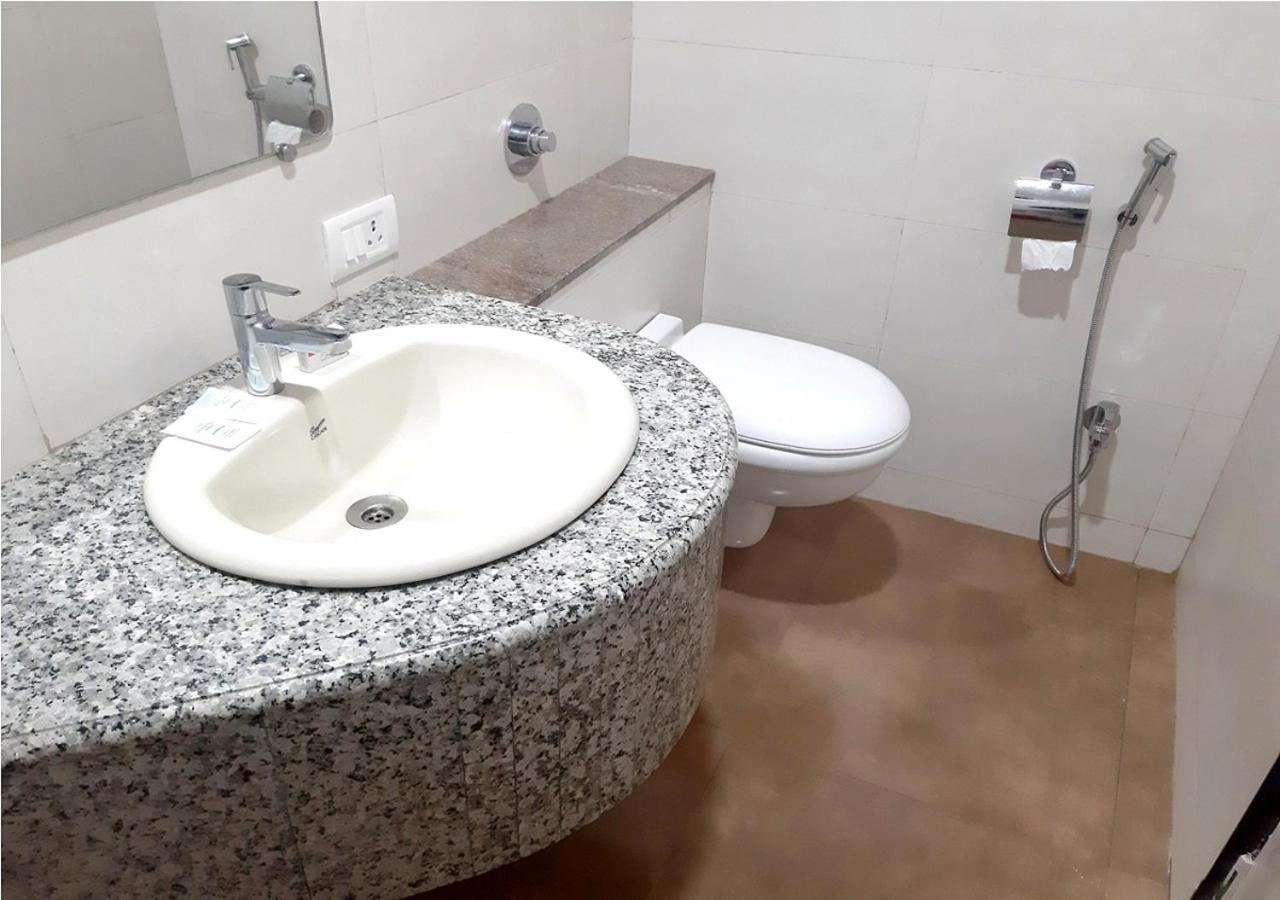 Hotel Adarsha Palace Белгаум Екстериор снимка