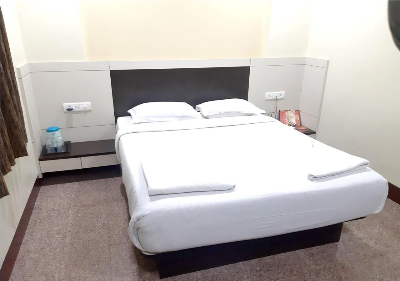 Hotel Adarsha Palace Белгаум Екстериор снимка