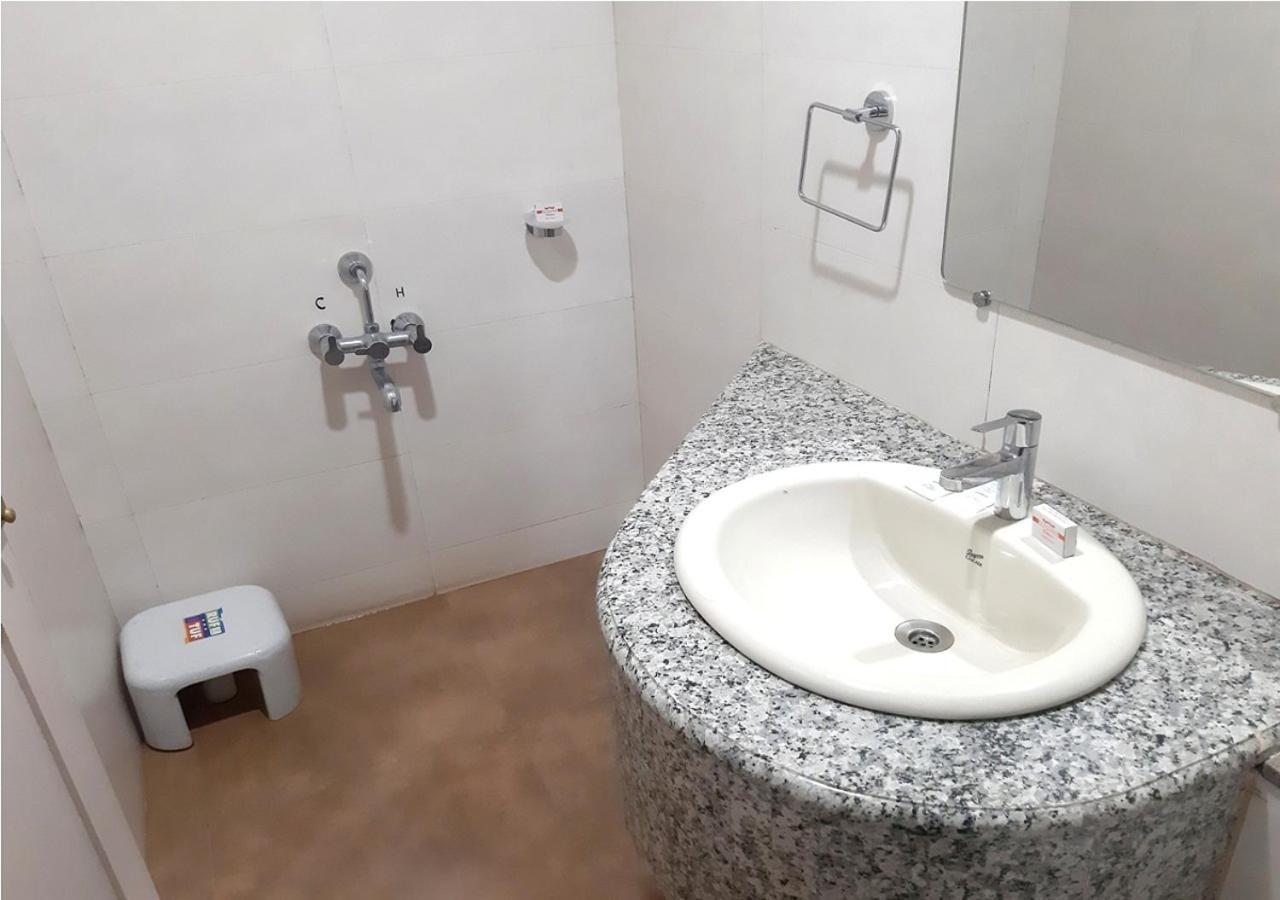 Hotel Adarsha Palace Белгаум Екстериор снимка